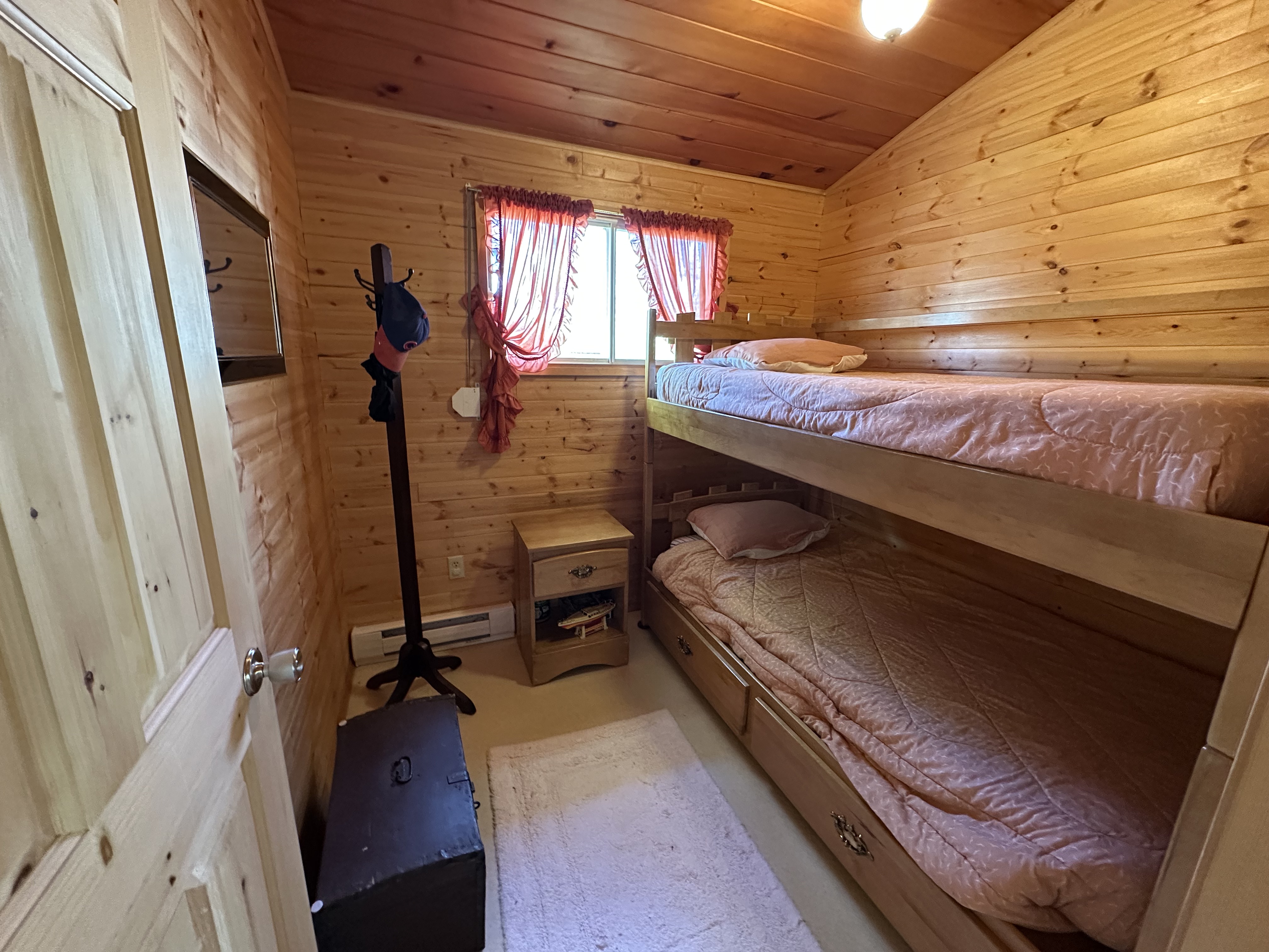 34 Pinehurst Avenue, Grand Marais (14 of 20) / click on image for larger view